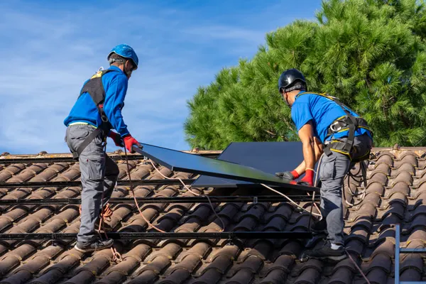 Instalación de placas solares en tejado